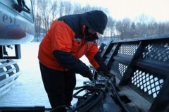 四台造雪机持续运转