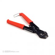 上连板后端与右钳体通过