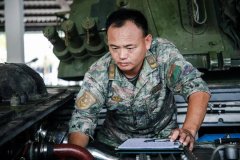 <strong>对装甲车挨个“点名”打</strong>