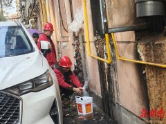 他们俯身检查每一段管道