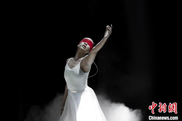 听障舞者张天娇成都大运会传递青春之火