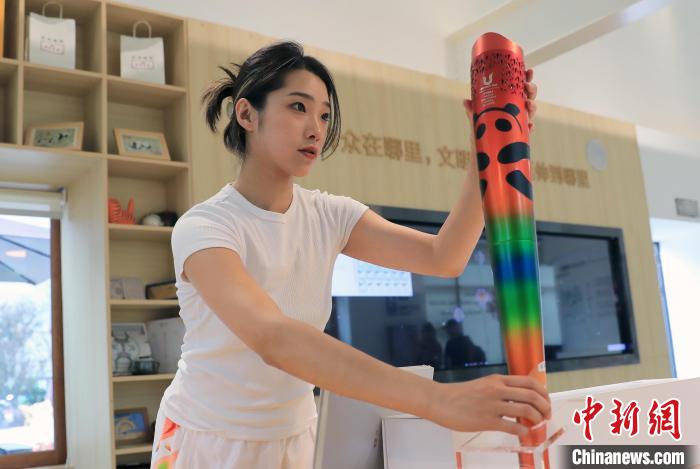 听障舞者张天娇成都大运会传递青春之火