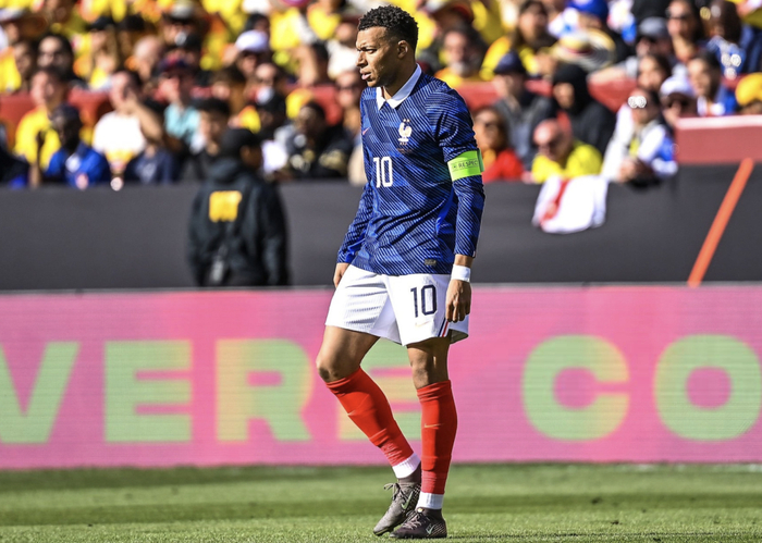 姆巴佩替补登场爆发力惊艳，争议进球引热议