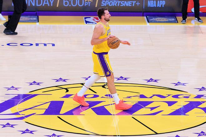 东契奇左腿筋二级拉伤赛季报销 湖人战绩暴跌网