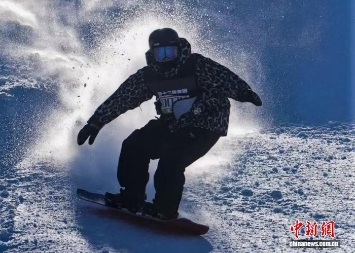 陕西省单板滑雪挑战赛决赛落幕 青少年成人组冠